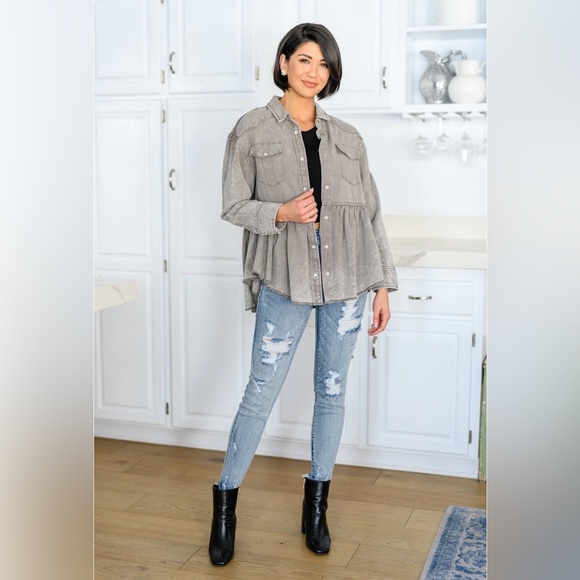 Earl Grey Button Up Long Sleeve Top Pearl Snap Shacket Medium NWT - Picture 2 of 14